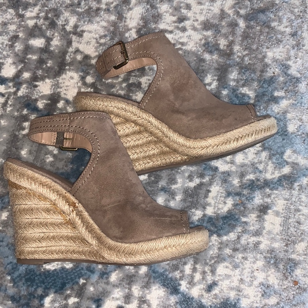 Light brown wedges